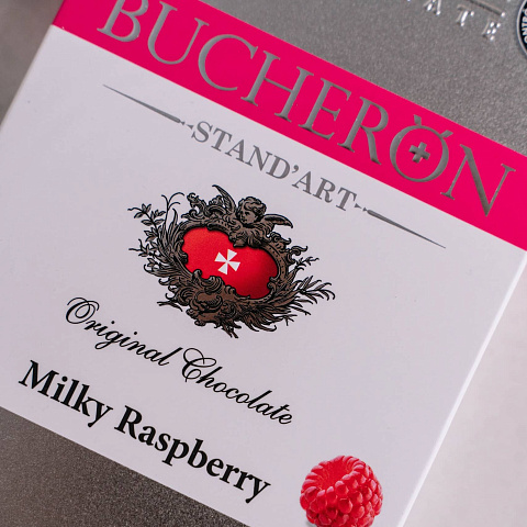 Новогодние композиции с цветами: Шоколад Bucheron с малиной