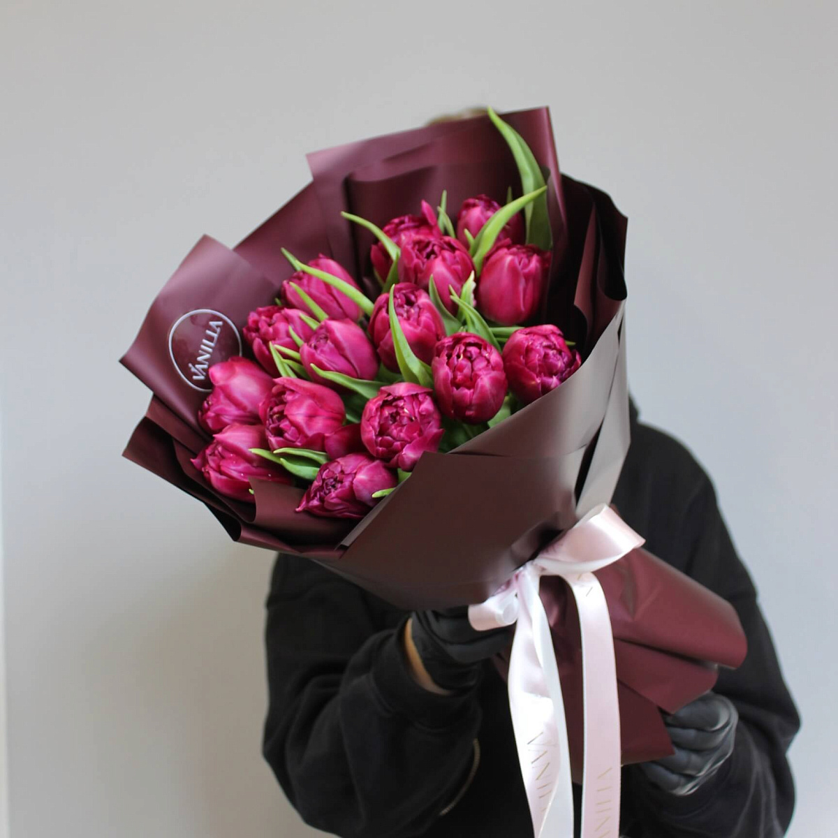 15 пионовидных тюльпанов