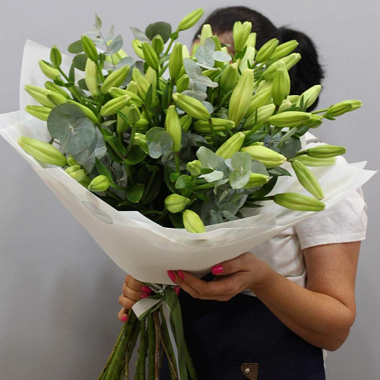 Букет из белых лилий и эвкалипта - изображение 2