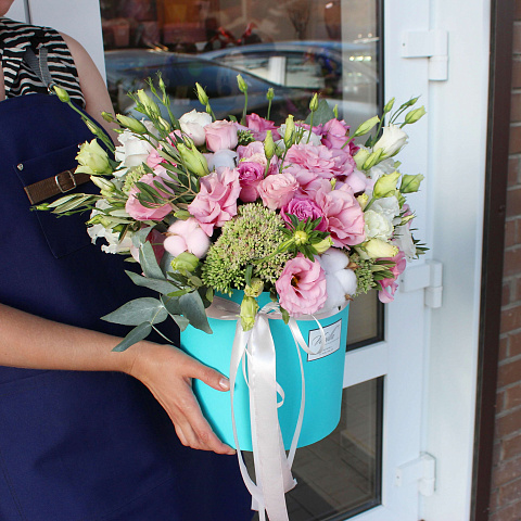 Букет цветов мужчине : бирюзовый цилиндр с микс цветами