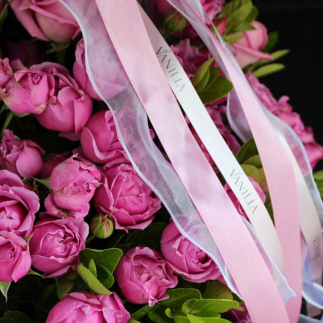 Бизнес букеты: Яркая корзина микс с розовыми розами