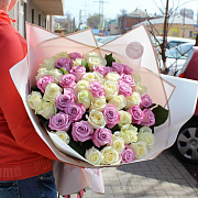 Букет из 51 белой и сиреневой розы