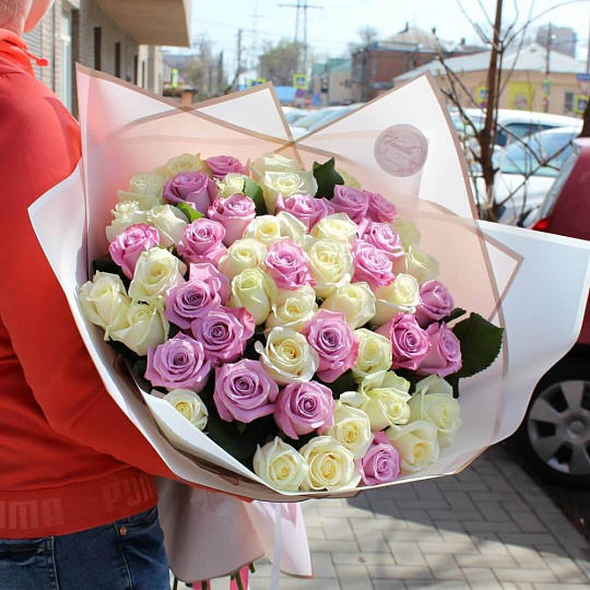 Букет из 51 белой и сиреневой розы - изображение 2
