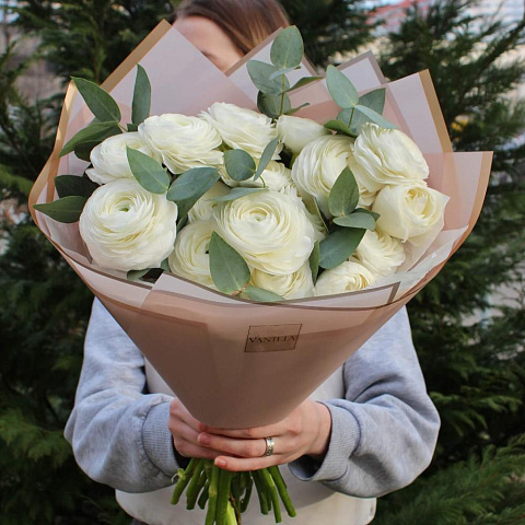 Букет из 17 ранункулюсов в нежном оформлении - изображение 2