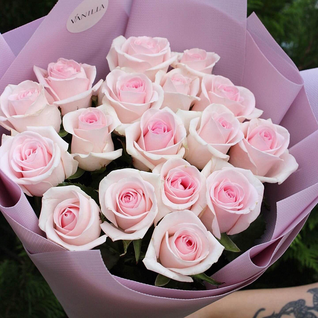 Букет из роз 60 см: Букет из 17 роз Свит Ревиваль 60 см