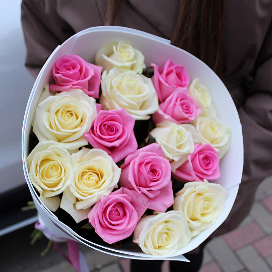 Цветы на день рождения: Букет из 17 роз микс 70 см в оформлении