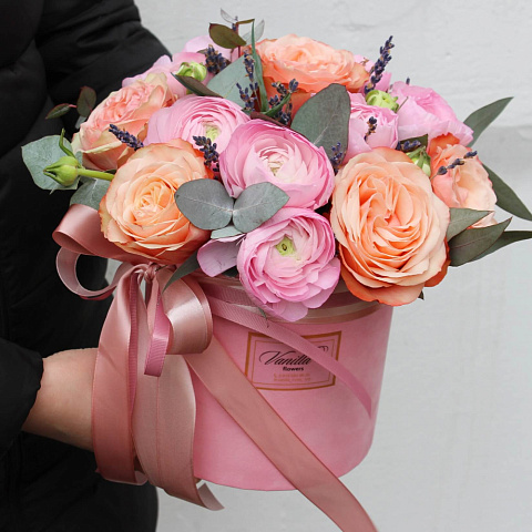 пионовидные розы и ранункулюсы в цилиндре - изображение 2