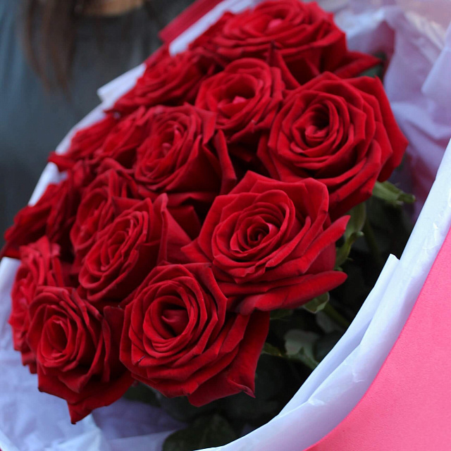Букеты из роз: Букет из 17 роз Ред Наоми 60 см
