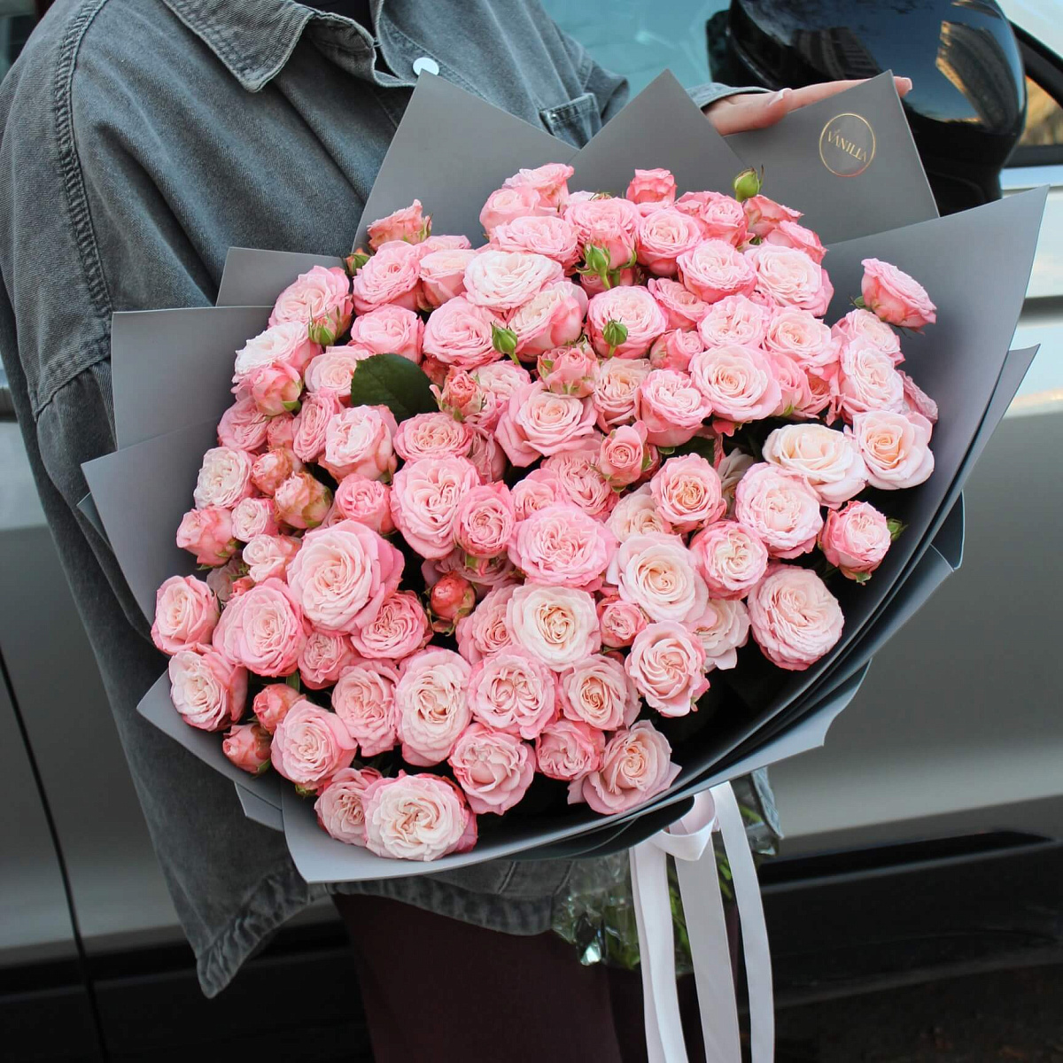 Кустовые пионовидные розы Бомбастик 29 шт в оформлении