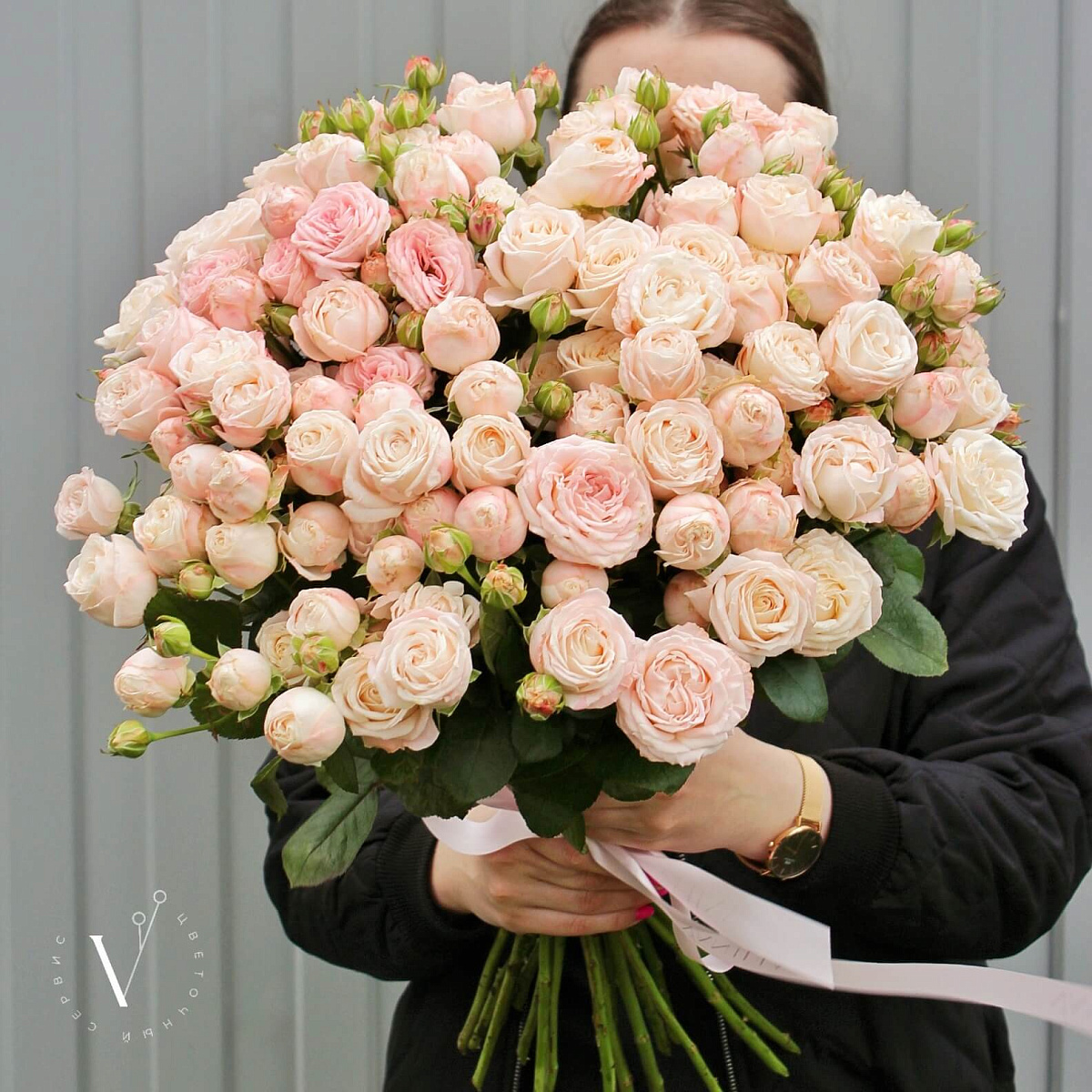 Букет из 25 пионовидных кустовых роз