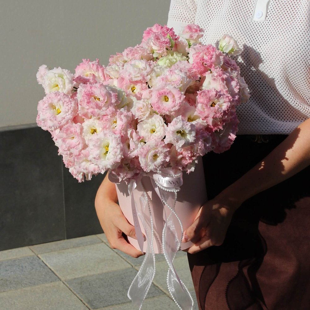 Нежная эустома в цилиндре