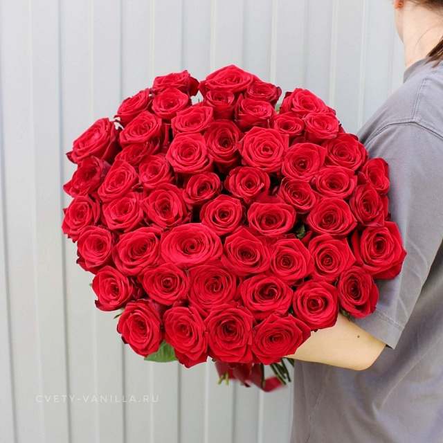 Букет цветов мужчине : 51 роза Red Naomi