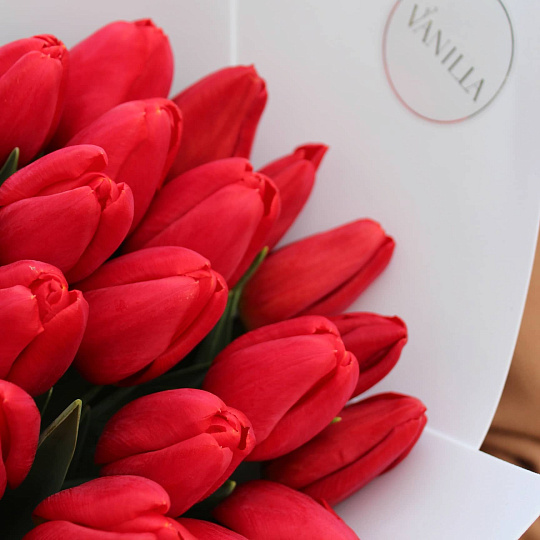 Букет из 25 красных тюльпанов "Любовь"