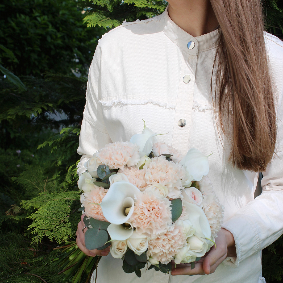 Свадебный букет с каллами, розами и диантусами