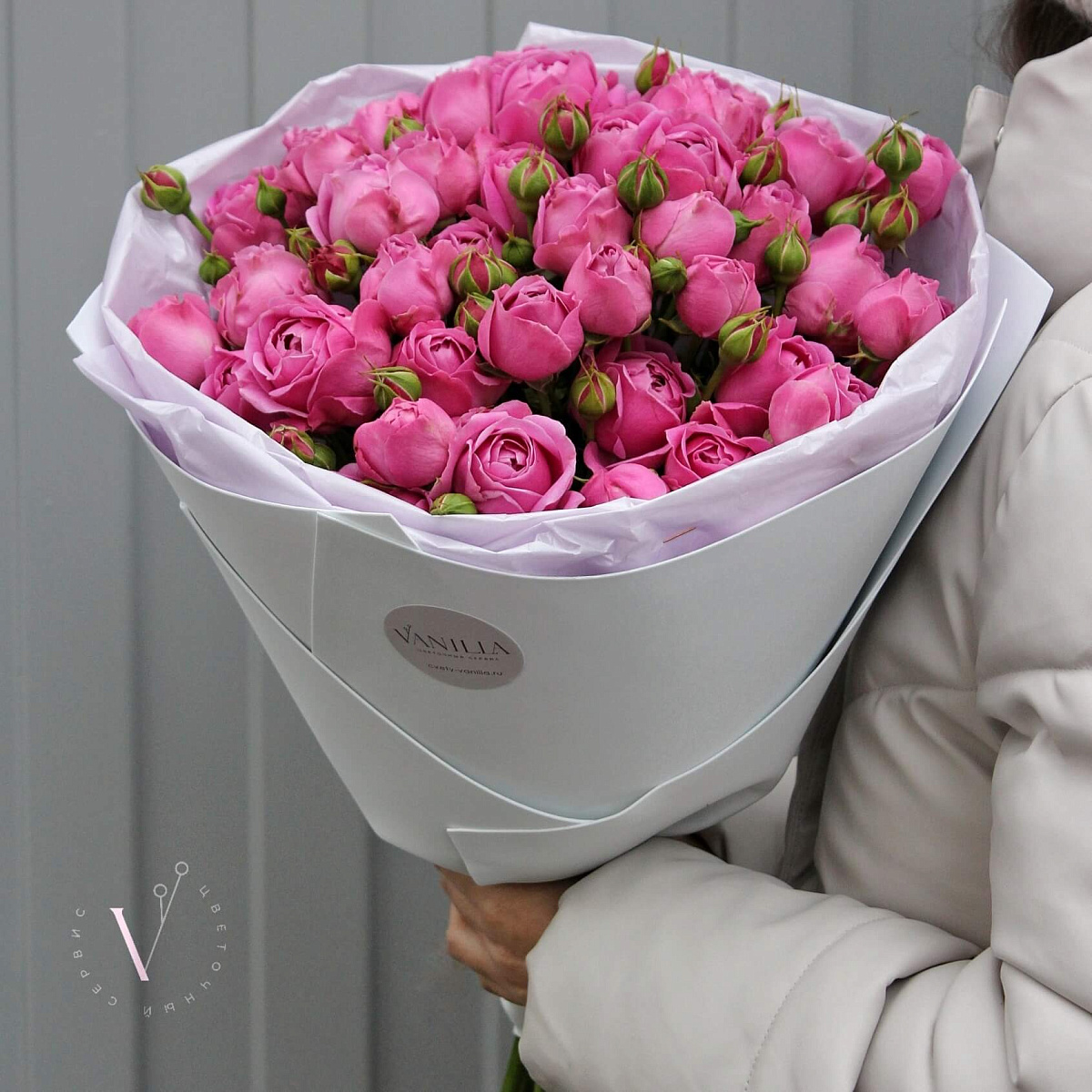 11 кустовых пионовидных роз в белом оформлении