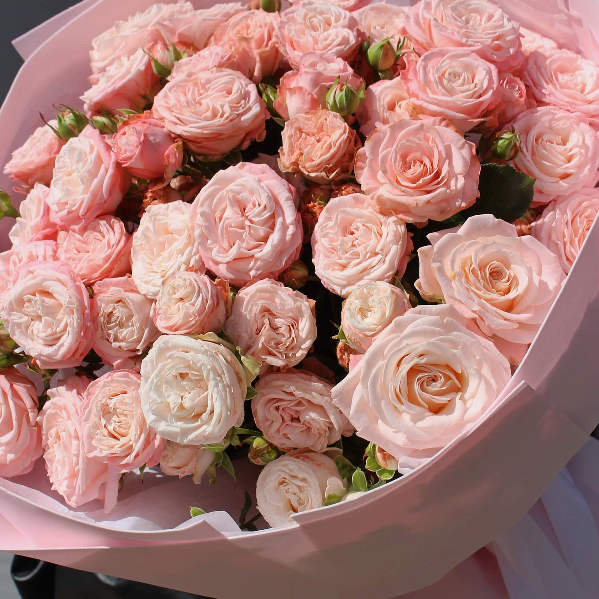 Букет из 15 веток кустовой розы