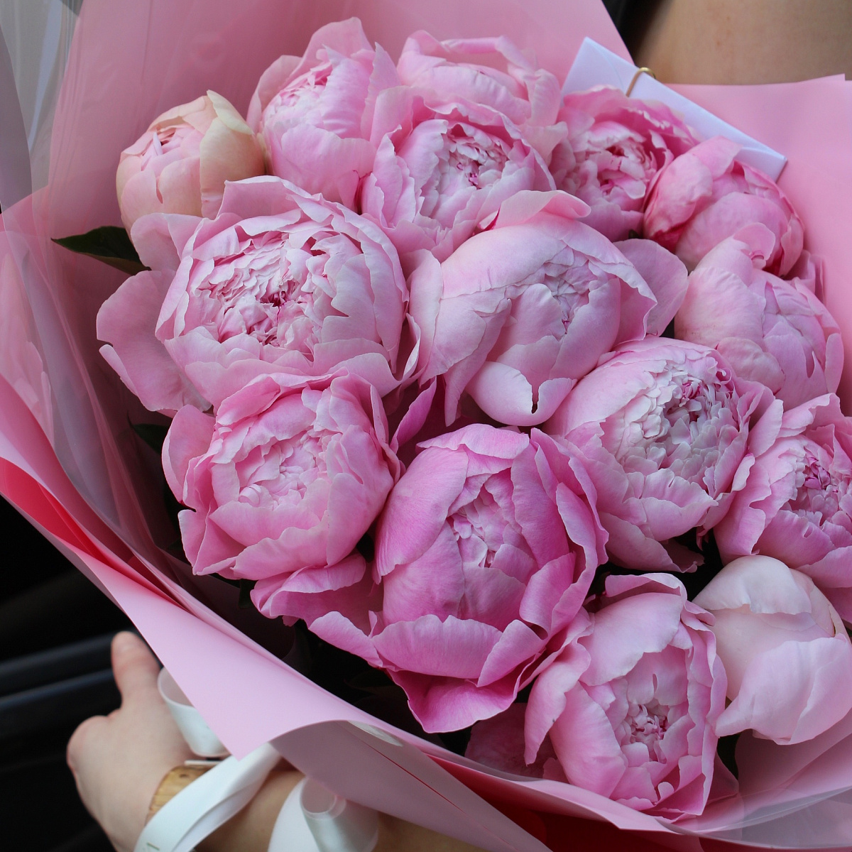 Ароматный букет из 15 пионов 