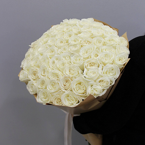 Букеты белых роз: Букет из 75 роз Плайя Бланка 60 см