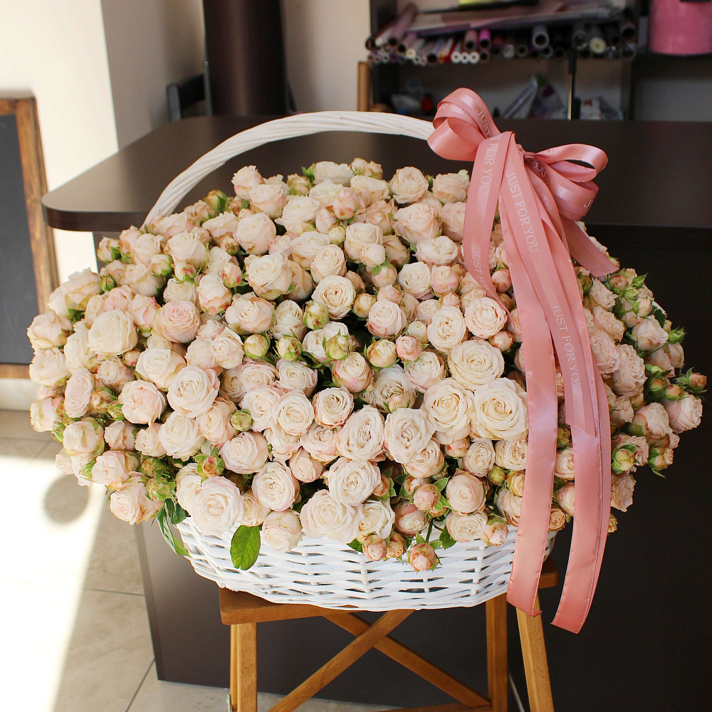 Корзина с пионовидной розой Бомбастик