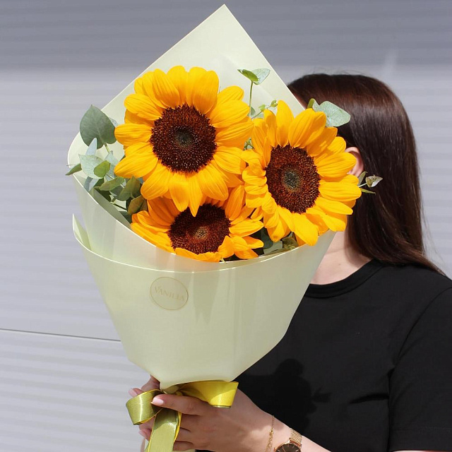 Букет из подсолнухов с эвкалиптом - изображение 2