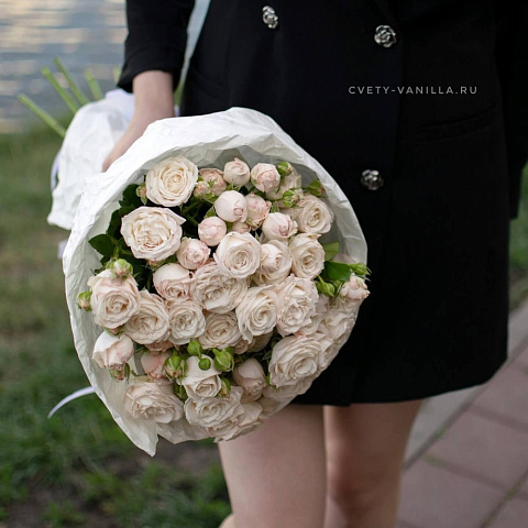 Бизнес букеты: Букет из 9 веток кремовой розы