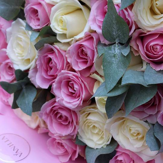 Букеты из роз: Букет из 101 розы микс с эвкалиптом 70 см