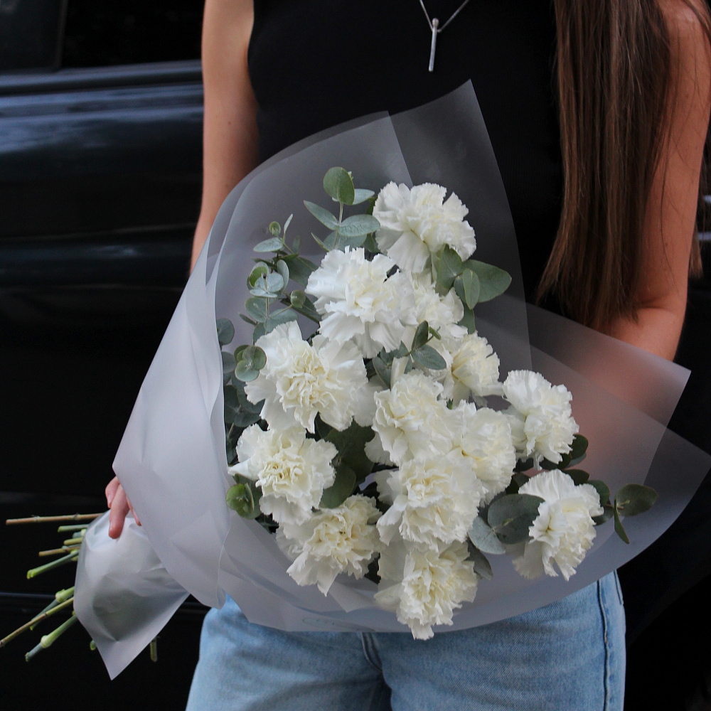 Букет из белых гвоздик