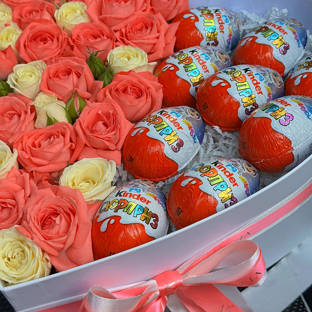 Композиции из цветов: Кустовые розы с киндерами в коробке в виде cердца