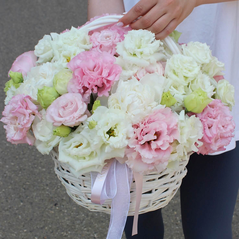 Корзинка с эустомой