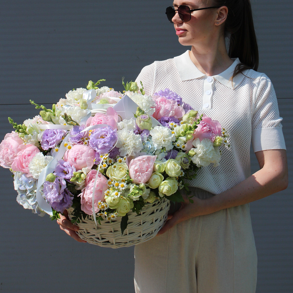 Букет в плетеной корзине из разных цветов "VIP"