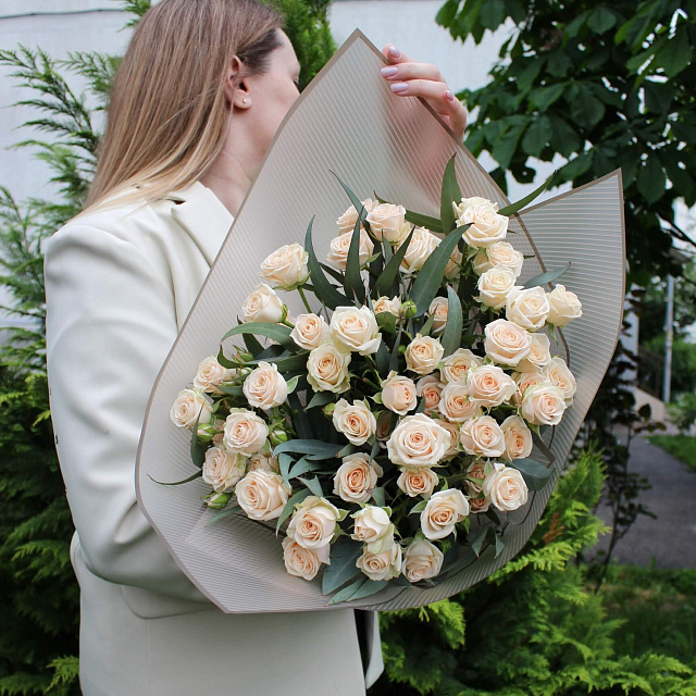 Цветы на праздник: Кремовые кустовые розы с эвкалиптом