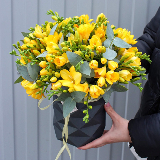 Желтые фрезии в боксе - изображение 2