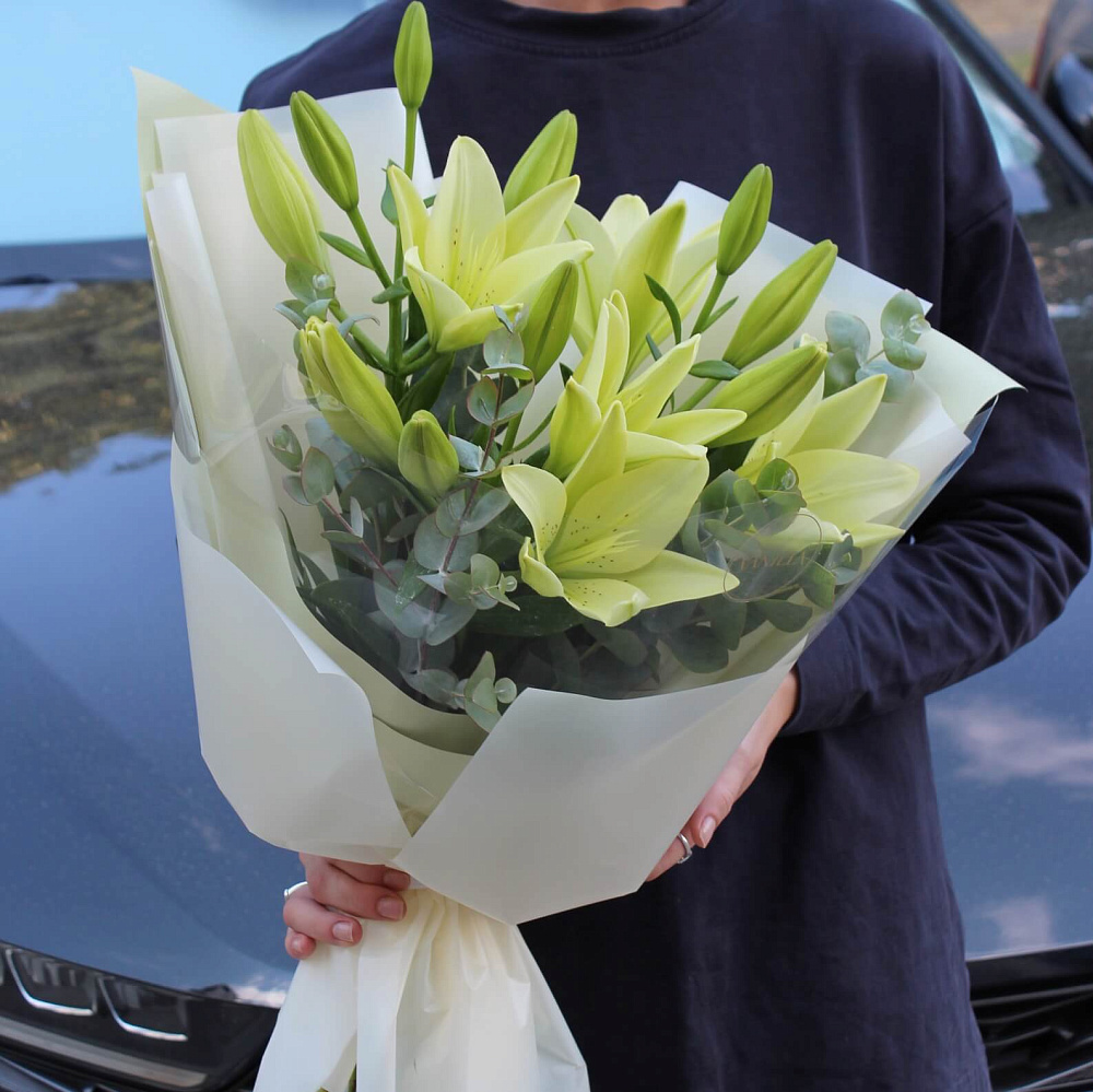 Букет из белой лилии и зелени