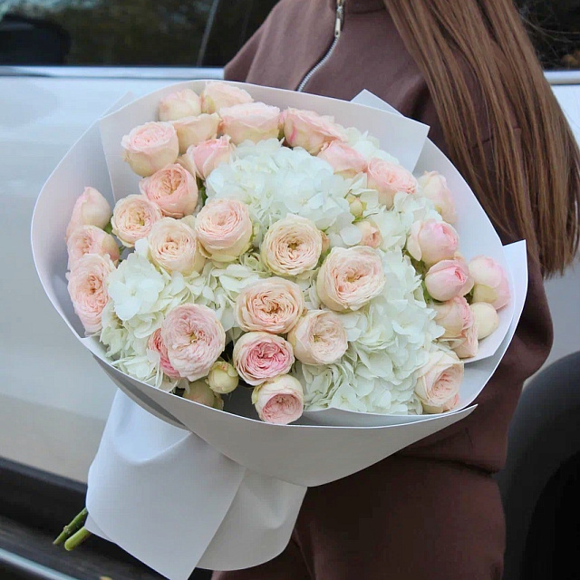 Букет с кустовыми розами и гортензией - изображение 2