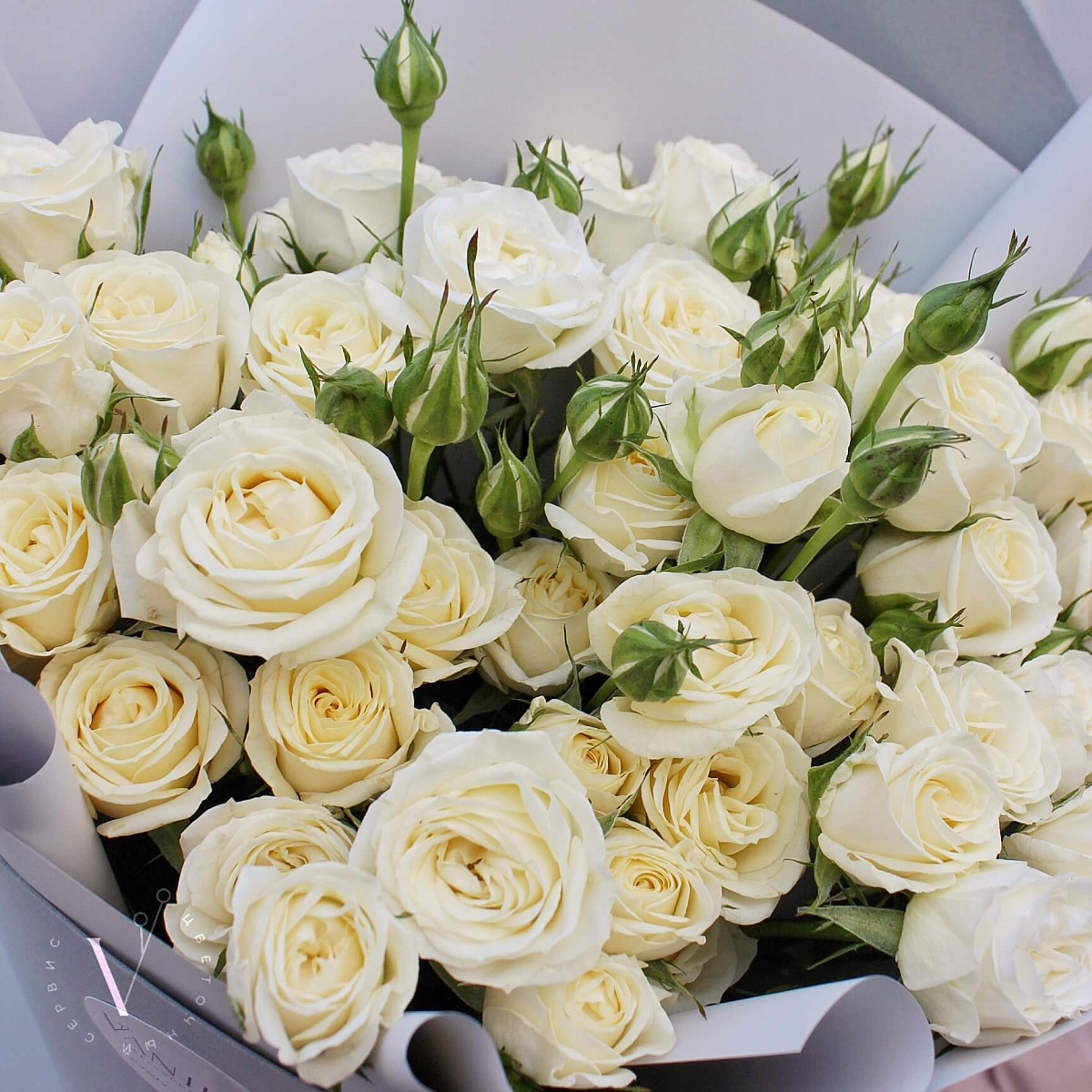 Букет из белой кустовой розы