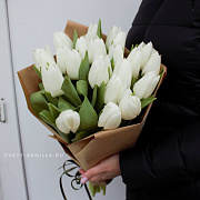 23 тюльпана в крафт бумаге