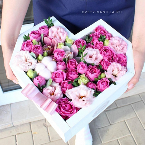 Пионовидные розы в деревянном ящике - изображение 2