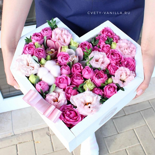 Пионовидные розы в деревянном ящике - изображение 2