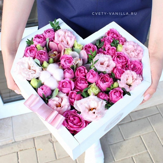 Пионовидные розы в деревянном ящике - изображение 2