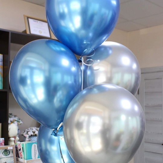 Синие и серебряные хромированные шары