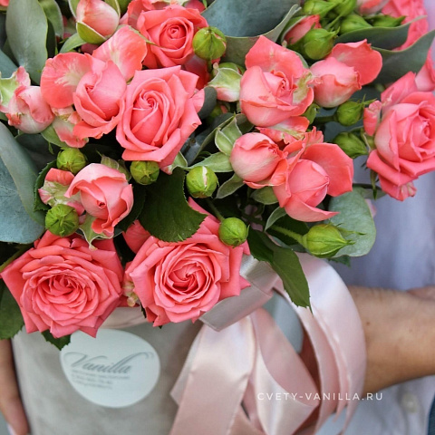 Осенние букеты  цветов с доставкой: Серый цилиндр с кустовыми розами