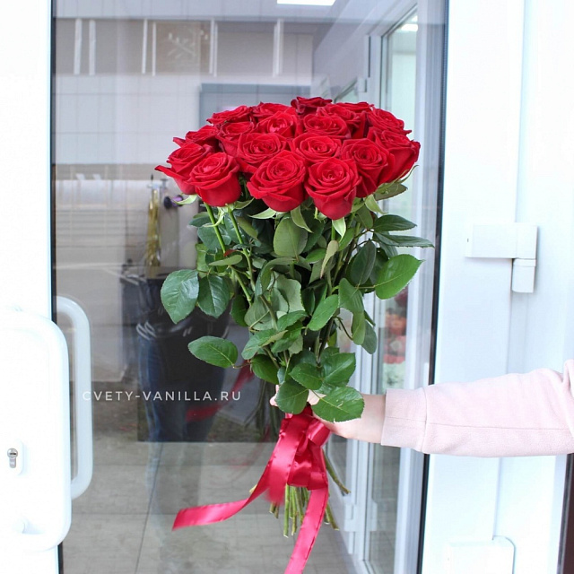Бизнес букеты: 19 ароматных роз Рэд Наоми