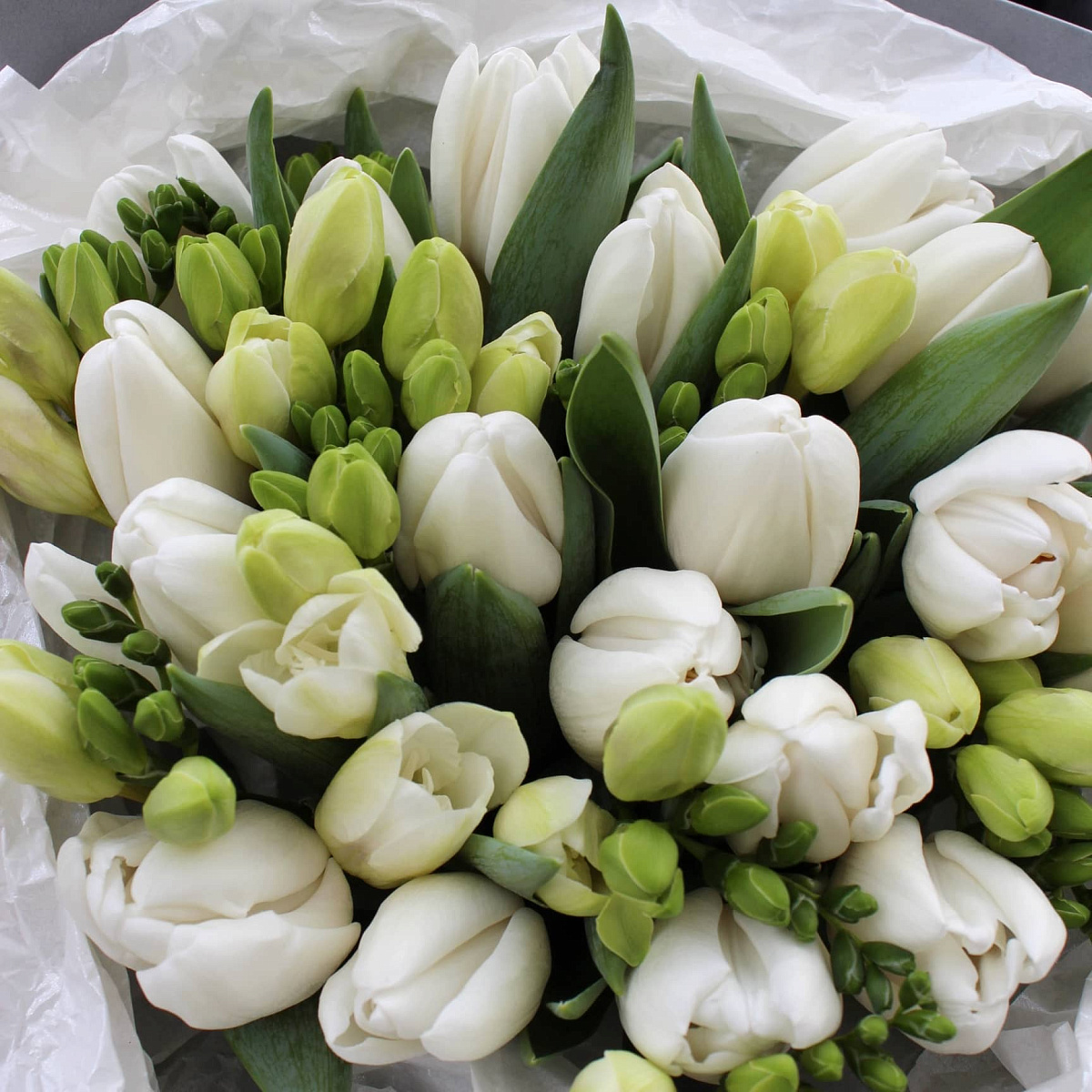 Букет микс из фрезии и тюльпанов "Love"