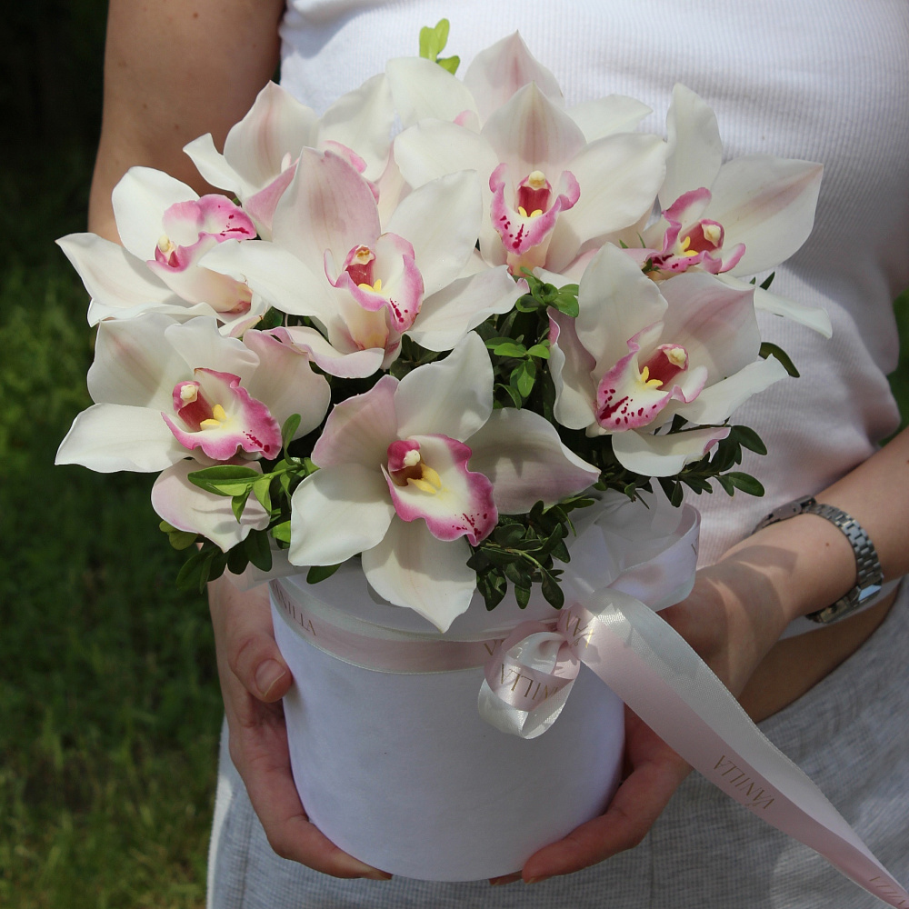 цилиндр с нежной орхидеей