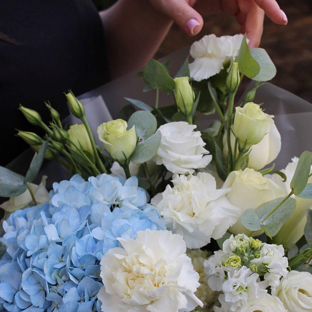 Цветы на праздник: Букет в бело-голубой гамме