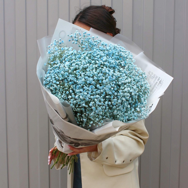 Голубая гипсофила в букете - изображение 2