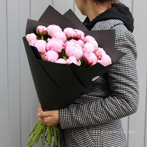 Розовые пионы в стильном оформлении - изображение 2