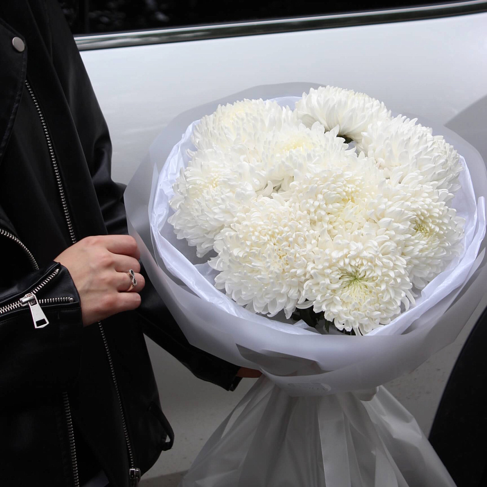 Букет белых одноголовых хризантем