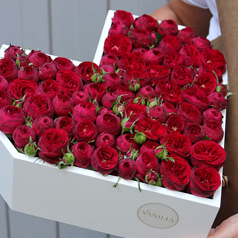 Цветы на праздник: Композиция в деревянном ящике с кустовой розой