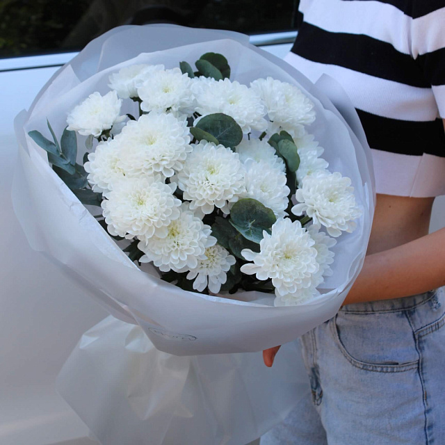 Букет из хризантем и эвкалипта - изображение 2